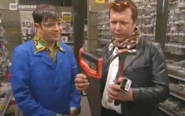 Bart Peeters en Hugo Matthysen als de Gamma-mannetjes, met hamer, beitel en zaag.