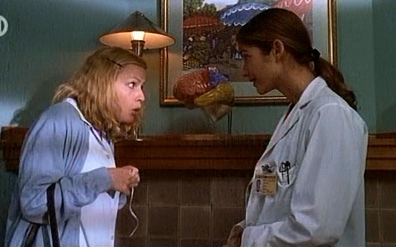 Dokter Brooks, verantwoordelijk voor Molly's behandeling, spreekt tegen Molly.