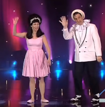 Shirley en Dino zwaaien naar het publiek.