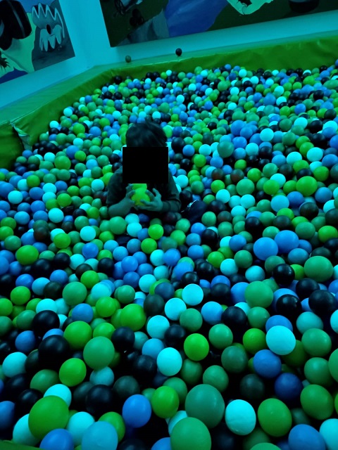 Een ballenbad verlicht door speciale belichting.