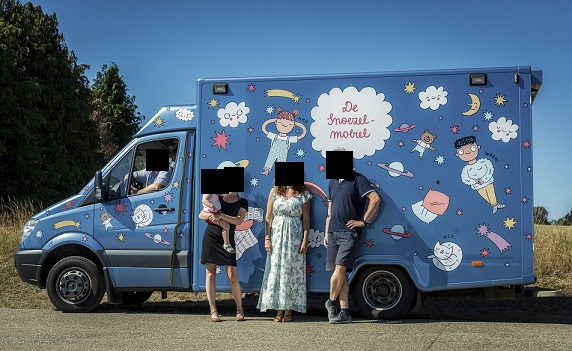 De Snoezelmobiel met enkele Vrijwilligers.