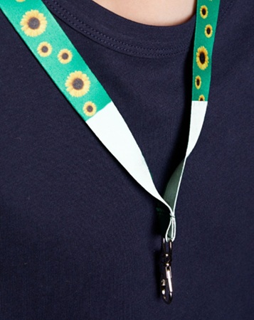 Een Sunflower-hanger hangt om de hals.