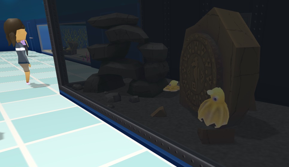 Twee DUmbo-Octopussen, waarvan één op de voorgrond, zwemmen in een Diepzee-Aquarium tussen een Azteeks, cirkelvormig Decorstuk en een 'Pitted Column'-Schuilplaats. Links is een Bezoeker zichtbaar.