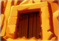 Een houten poort in een enorme rotswand.