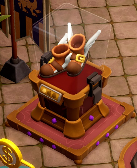 Onder een glazen stolp bevinden zich twee laarzen met vleugeltjes aan de enkels en vooraan een gesp ter versiering. Onderaan links is de bovenkant van een Donatiestand nog net zichtbaar.