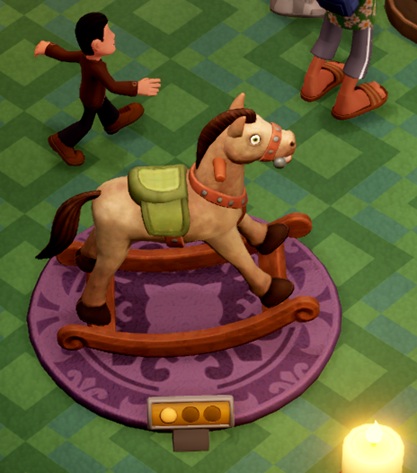 Een houten Schommelpaard. Linksboven loopt een Kind voorbij. Rechtsonder is de bovenkant van een grote, witte kaars zichtbaar.