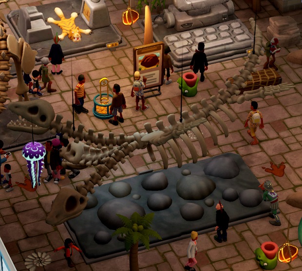 Een panorama van een Museumzaal, met het Hydro-Hydrasaurus-skelet aan het plafond. Het skelet lijkt op dat van een klassieke Pleisiosaurus, maar heeft drie koppen op drie nekken. Bezoekers lopen rond het skelet.